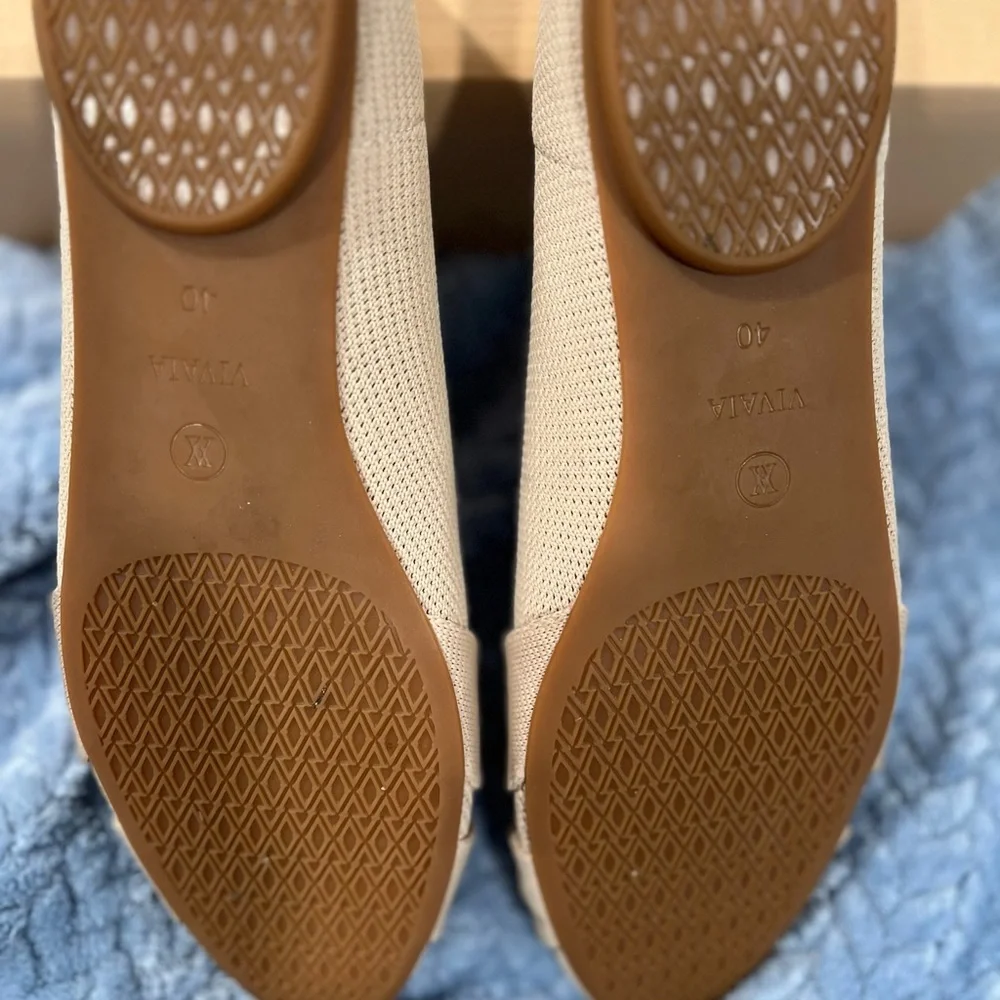 Stylish Beige Women's Flats - Picture 3 of 10
